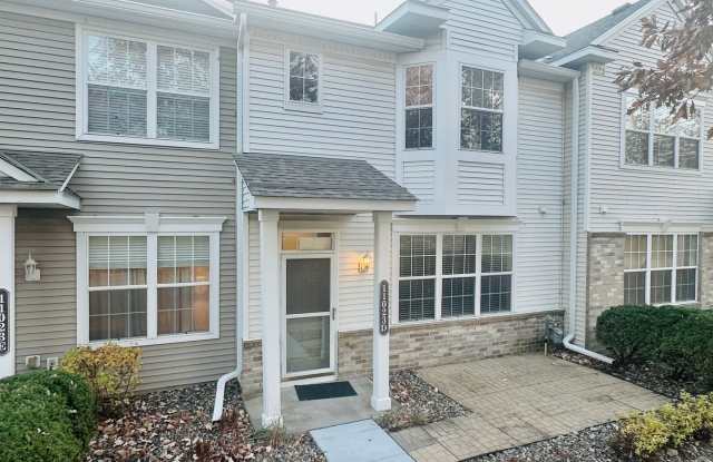 Fantastic two-story townhome w/ pool in desirable Bailey's Arbour in Woodbury! - 11023 Oak Grove Circle, Woodbury, MN 55129