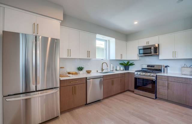 New building, 3 story townhouse, 2+2.5, gated, 2 balconies, great natural light, Secure parking Gallery 4