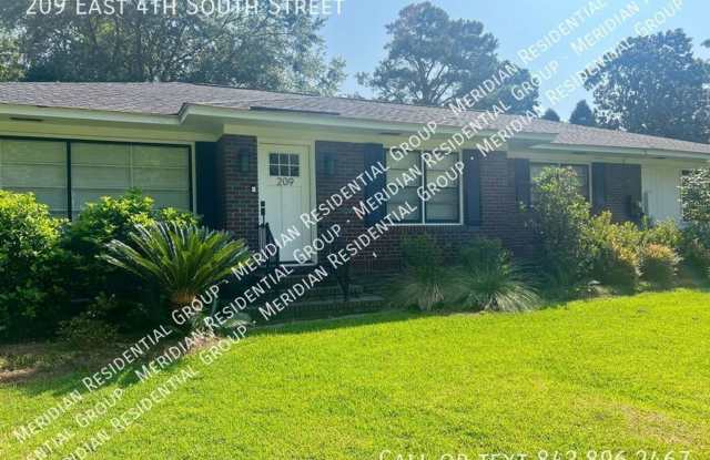 3 bedroom / 2 bath home ~ Downtown Summerville Move-in Ready - 209 East 4th South Street, Summerville, SC 29483
