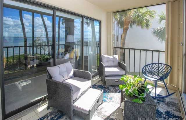 4440 NE Sandpebble Trace Gallery 4