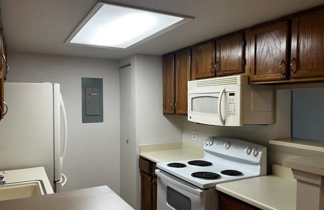 Well Maintained 2 bed 2 bath condo in Woodside Village! - 8335 Fairmount Drive, Denver, CO 80247