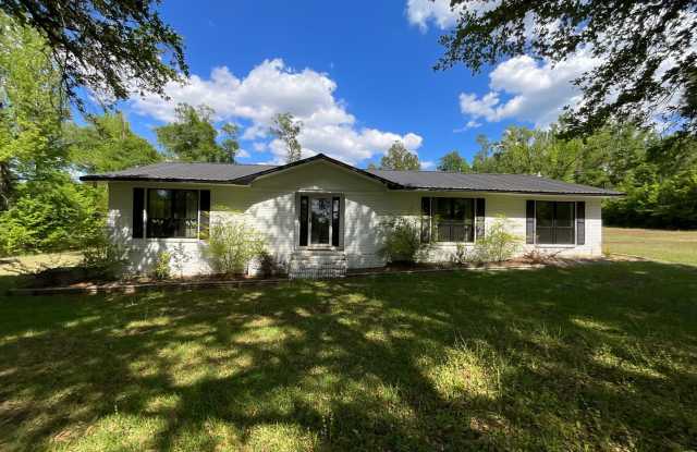 Gorgeous 4/2 Brick Home in Marianna on a Well with Bonus Building Gallery 1