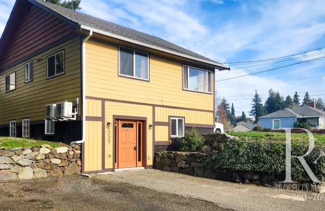 Quality Remodeled 2-Bed in Prime Location photos photos