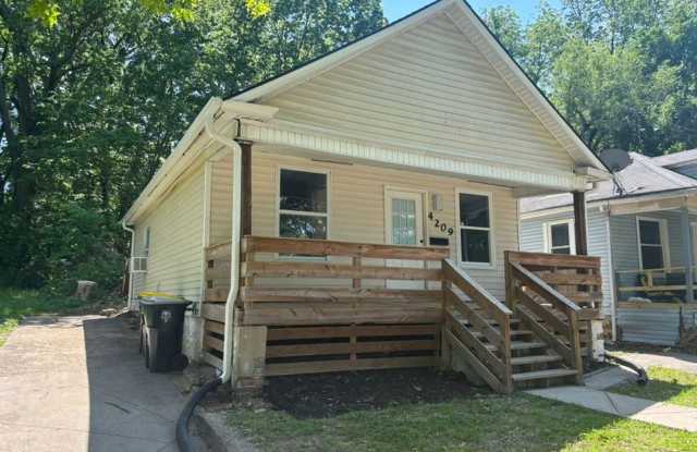 Cozy 2BR Near Plaza with Covered Porch & Open Backyard photos photos Cozy 2BR Near Plaza with Covered Porch & Open Backyard photos photos