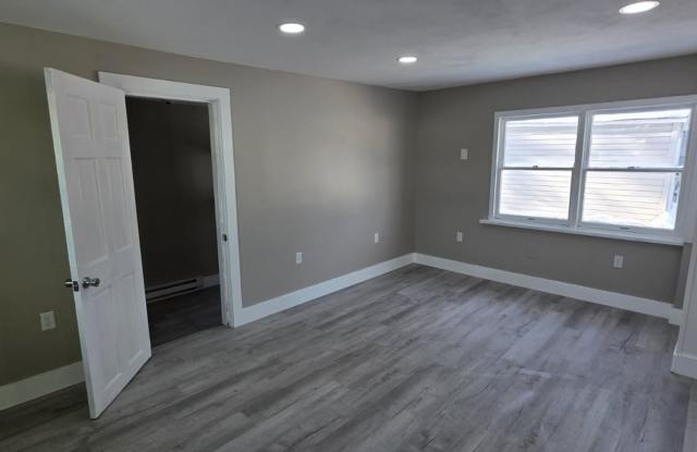 Charming 3BR House in Oswego Gallery 1
