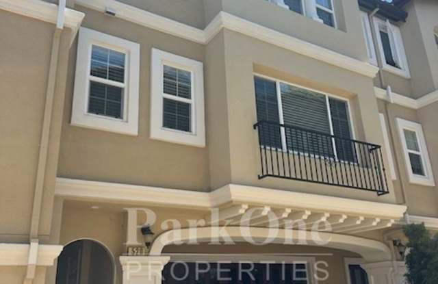 Nicely Updated Townhouse Close to Downtown photos photos