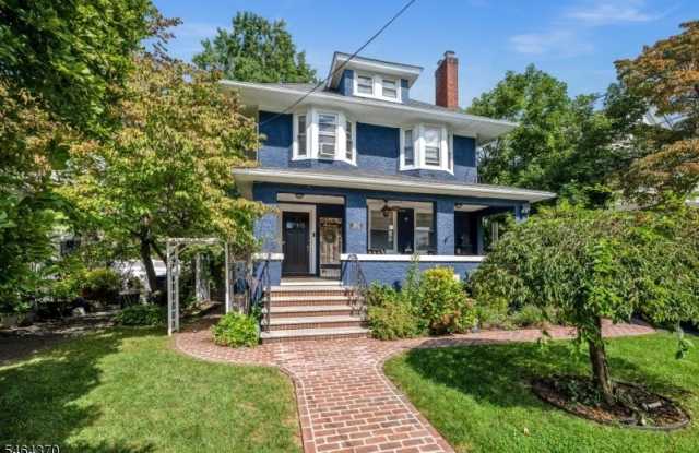 262 Clinton Pl Gallery 1