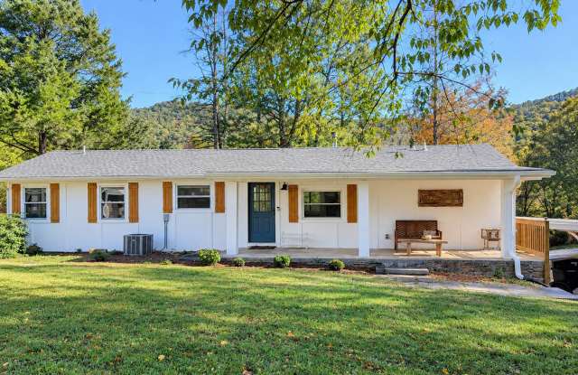 3 Bed, 2.5 Bath Tastefully Furnished Home, Dog Friendly! Gallery 1