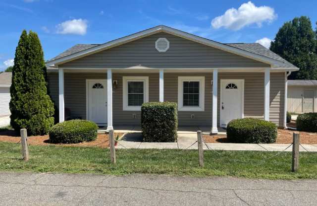 1 Bedroom 1 Bath Duplex Cute and charming area in the heart of Huntersville... perfect for single person or elderly looking to downsize photos photos