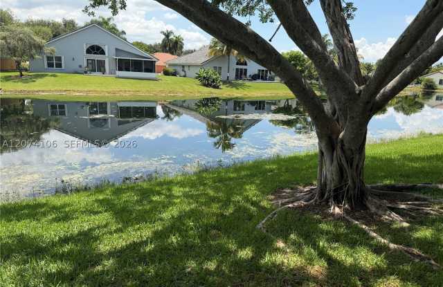 9454 Palm Cir S Gallery 1