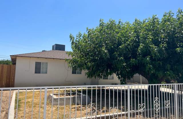 Charming 2 Bed/1 Bath Home in Lamont w/ RBP  $0 Deposit Option photos photos