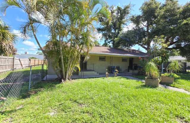Cute 1 bed/ 1 bath Duplex Available now in South Sarasota photos photos