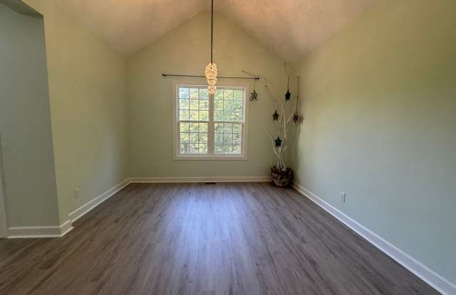 Spacious 3BR/2.5BA Hickory Home with Bonus Room Gallery 4