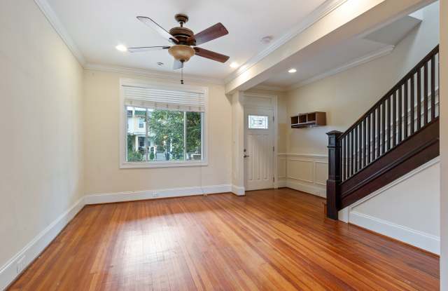 1712 D Street Southeast - A Gallery 3