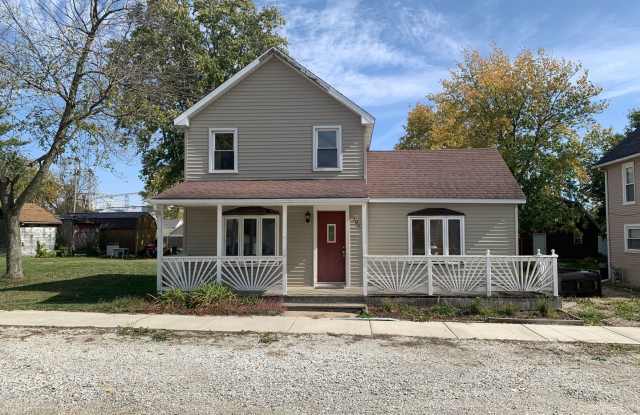 3 Bedroom Home in Dunlap – Fireplace, Large Yard & Storage Shed Gallery 1