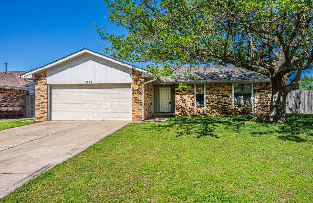 Corner-Lot 3Bedroom Charmer in Yukon with Fireplace  Enclosed Patio! photos photos