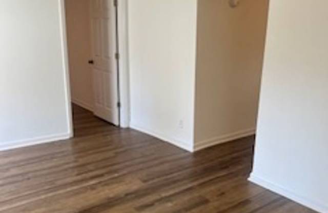 Charming Two Bedroom Home in Historic Morehead City Walking District with Dining Area and Living Room Gallery 4
