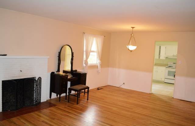 Charming 3 Bed/1.5 Bath in Desirable College Heights Location! Gallery 4