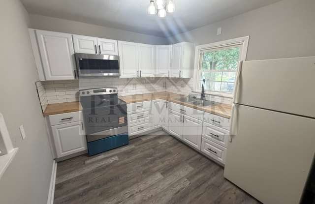 1316 N Main St unit A, Independence MO 64050// Ranch Style Duplex// 2 Beds 1 bath// Rent: $1099 Deposit: $1099 Gallery 4