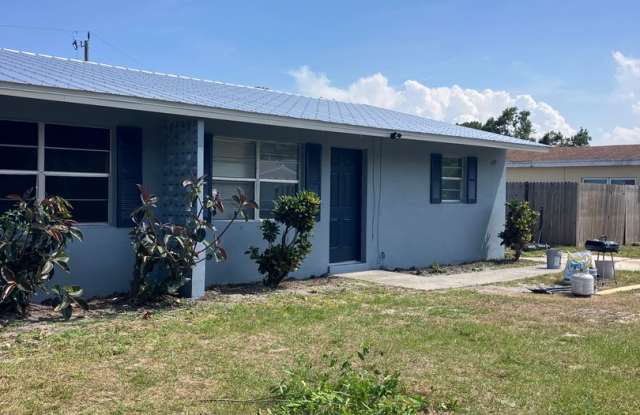 3 BED 1 BATH DUPLEX. FENCED YARD! photos photos