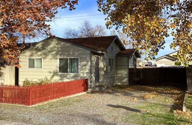 Cozy Rambler with Backyard Close to Columbia River - 1336 Delaware Avenue Southeast, Richland, WA 99352