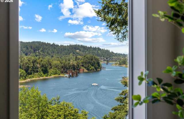Luxury Lake Oswego 3-Bedroom Riverfront Condo with Panoramic River Views, Pools & Fitness Center Gallery 4