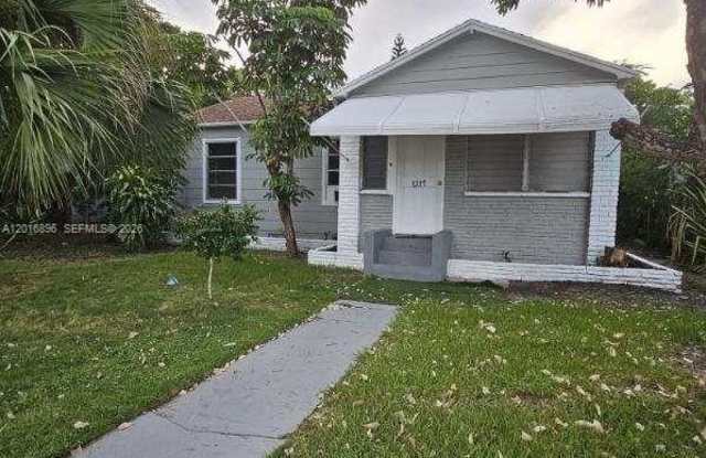 1217 N D St photos photos