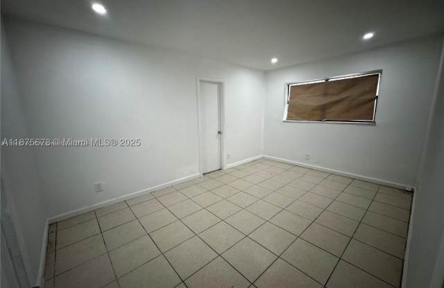 2481 NW 13th Ct Gallery 3