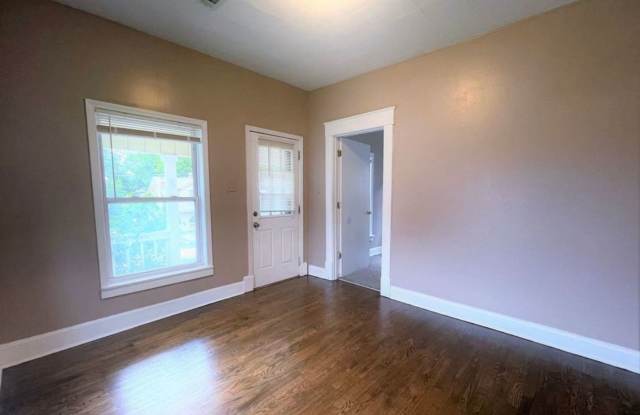 2 Bed 1 Bath Home! Gallery 4