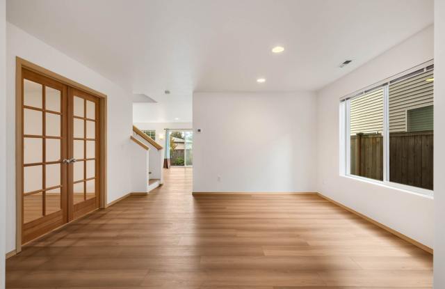 4 Bedroom Sammamish Retreat with Cascade Views and  Private Backyard Gallery 3