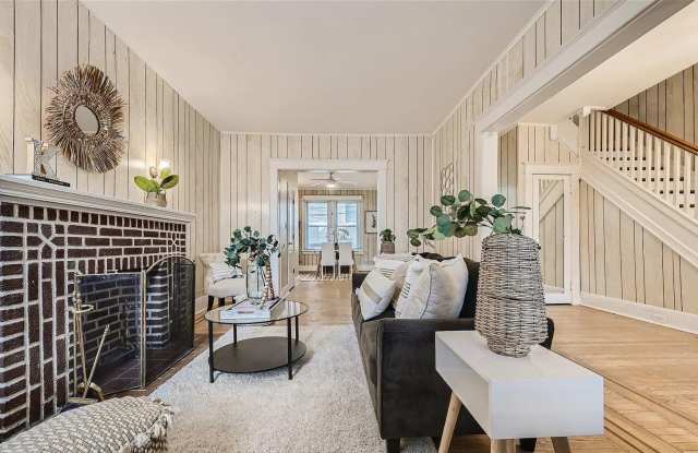 Charming 3-Bed Townhouse in Bridgeview-Greenlawn – Cozy Fireplace & Covered Off-Street Parking photos photos