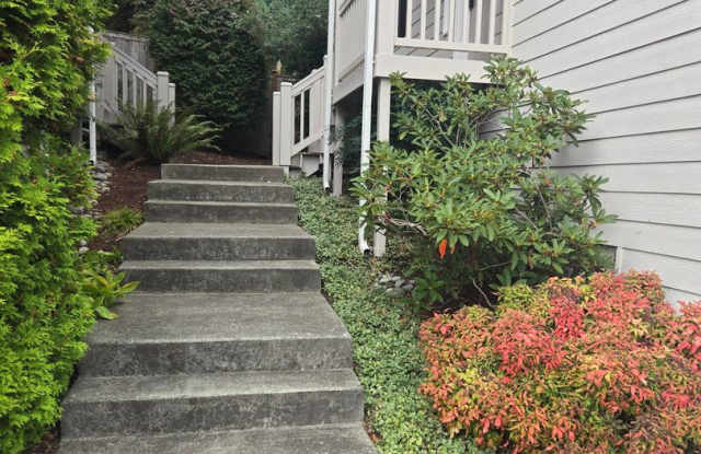Comfortable Bremerton Townhome with Bonus Room and Fireplace Gallery 4