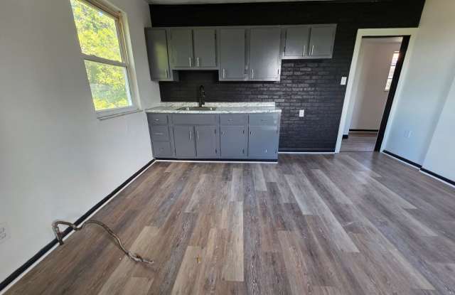 Charming 2 Bedroom Duplex in Mt Washington! Gallery 1