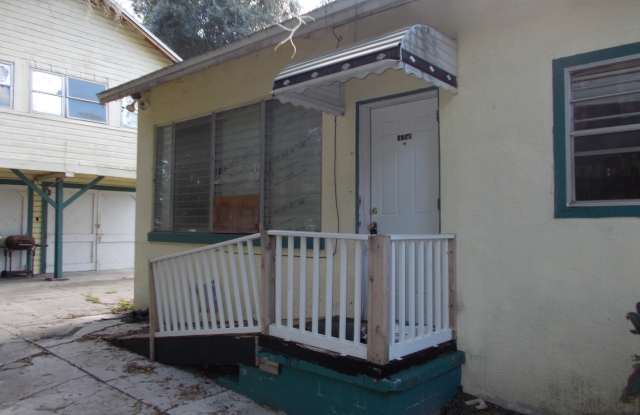1 bedroom 1 bath triplex for rent at 534 Avenue B NE Unit B Winter Haven, Fl. 33881 Gallery 1