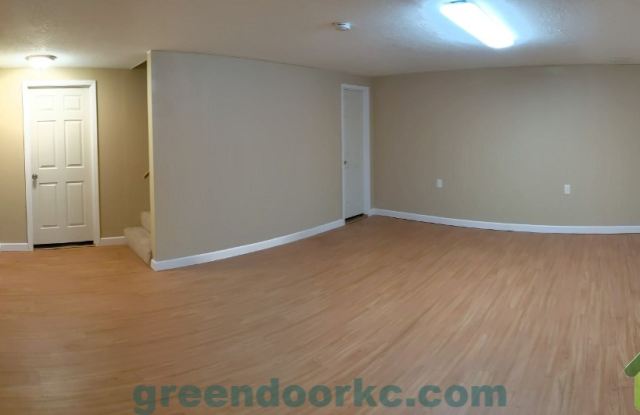 14850 Robinson Street Gallery 3