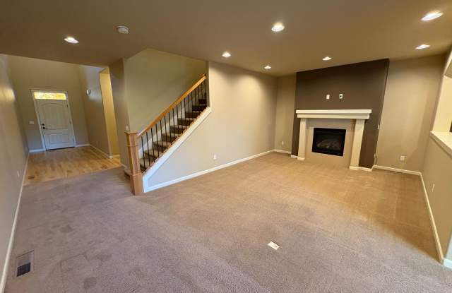 Beautiful 3 Bed/2.5 Bath Townhome in SE Bend Stonegate Community Gallery 4