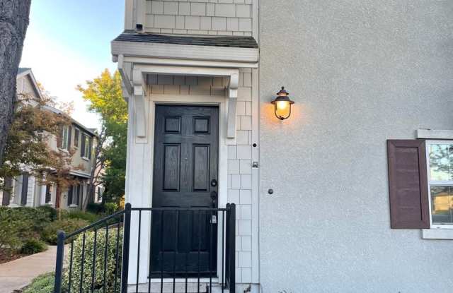 Beautifully Updated 3BD/2.5BA Townhouse in Citrus Heights! Gallery 3