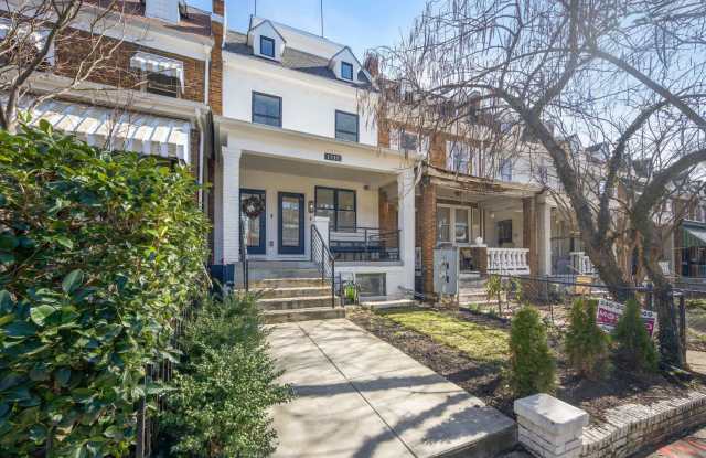 Stunning Contemporary Home Near Union Station with Secured Parking! Gallery 3