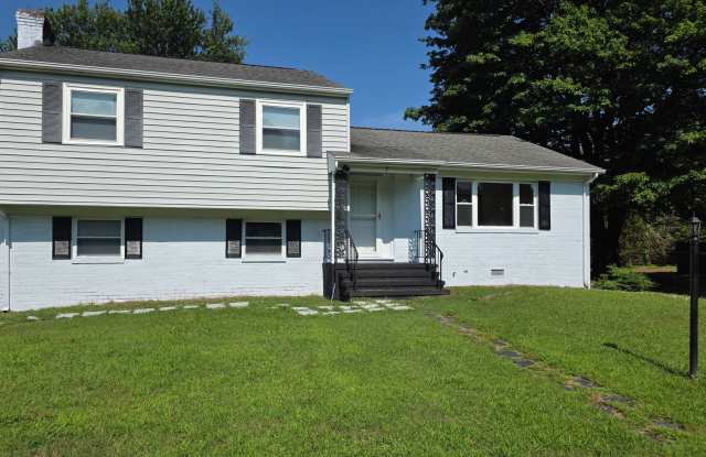 Coming Soon | $2,000/mo | Spacious Split-Level Home | Kilmarnock, VA photos photos