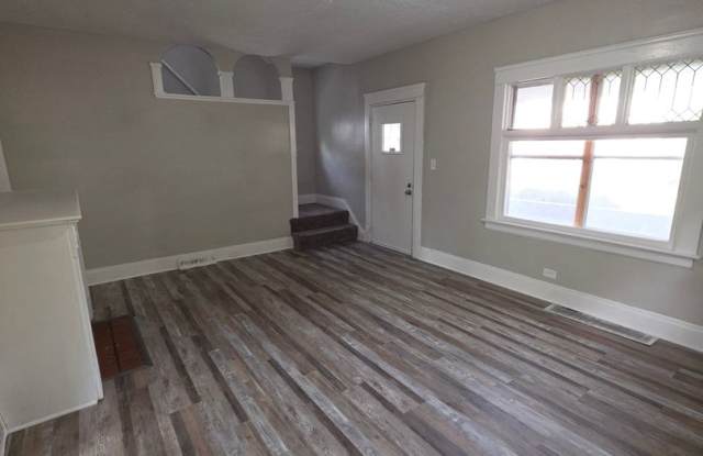 3 BEDROOM MOVE IN READY! Gallery 3