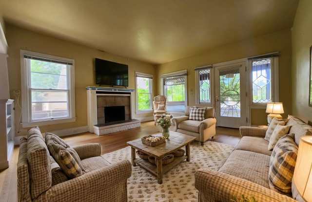 Victorian Home Downtown – Available NOW photos photos