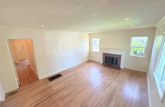 Mar Vista Home w/ Spacious backyard and chill vibes - 3bd/1ba Gallery 1