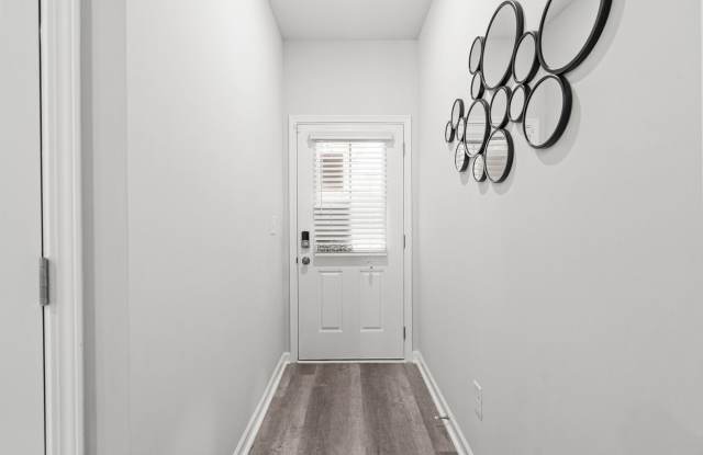 FULLY FURNISHED3 Bed 2.5 bathroom townhome in Gainesville! Gallery 3