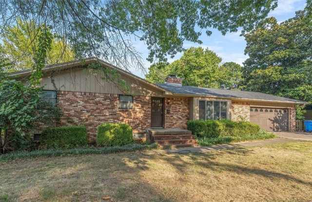 476 N Oliver Avenue Gallery 2
