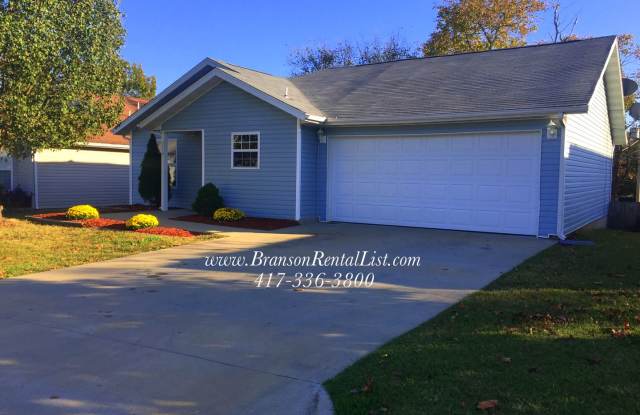 Large 5 Bedroom with lawn care and a community pool photos photos