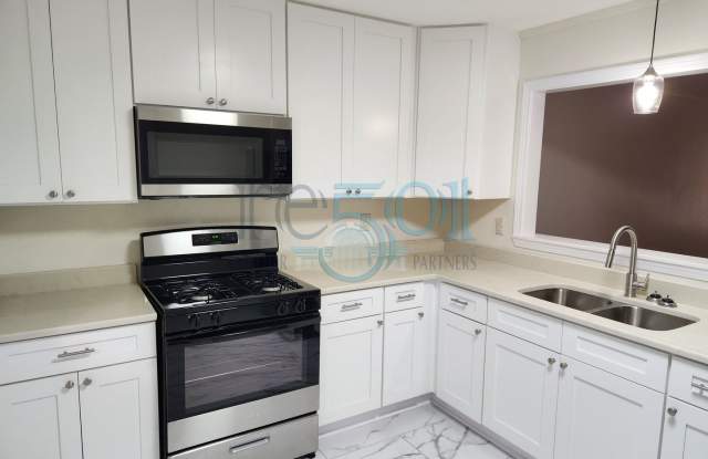 N Elm Duplex (200-202) photos photos