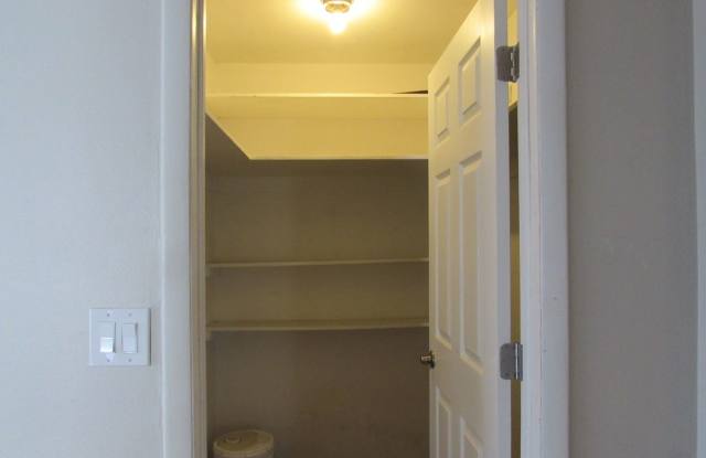 Cozy 2 Bed 1 Bath Lakeside Drive Condo Gallery 4