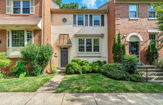 Very Charming 3 Bedroom And 2.5 Bathroom Townhouse With Private Deck In Country Creek - 2826 Kelly Square, Oakton, VA 22181