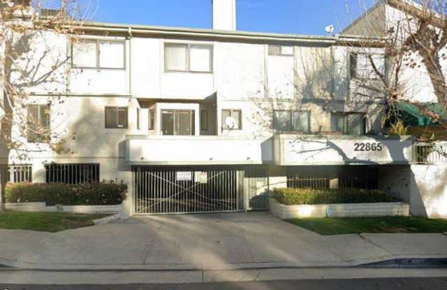 2 bed 2.5 bath townhome in Woodland Hills Gallery 1