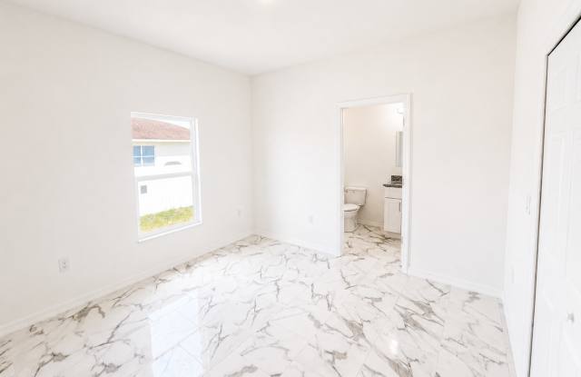 LOCATION LOCATION LOCATION-NEWER 2 BEDROOM 2 BATHROOM-MOVE IN READY Gallery 3